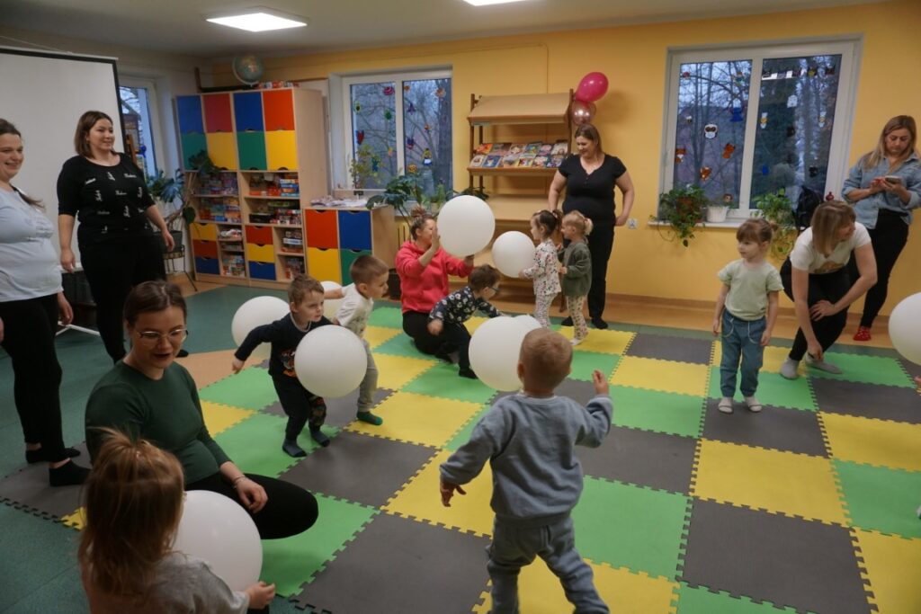 Dzień Babci i Dziadka, Akademia Malucha, Dzieci, Opiekunowie, Biblioteka Zabawy, Zajęcia, Malowanie.