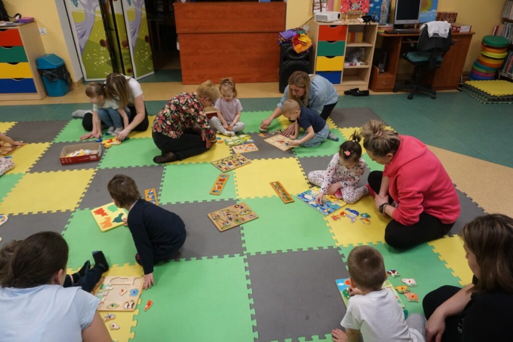 Dzień Babci i Dziadka, Akademia Malucha, Dzieci, Opiekunowie, Biblioteka Zabawy, Zajęcia, Malowanie.