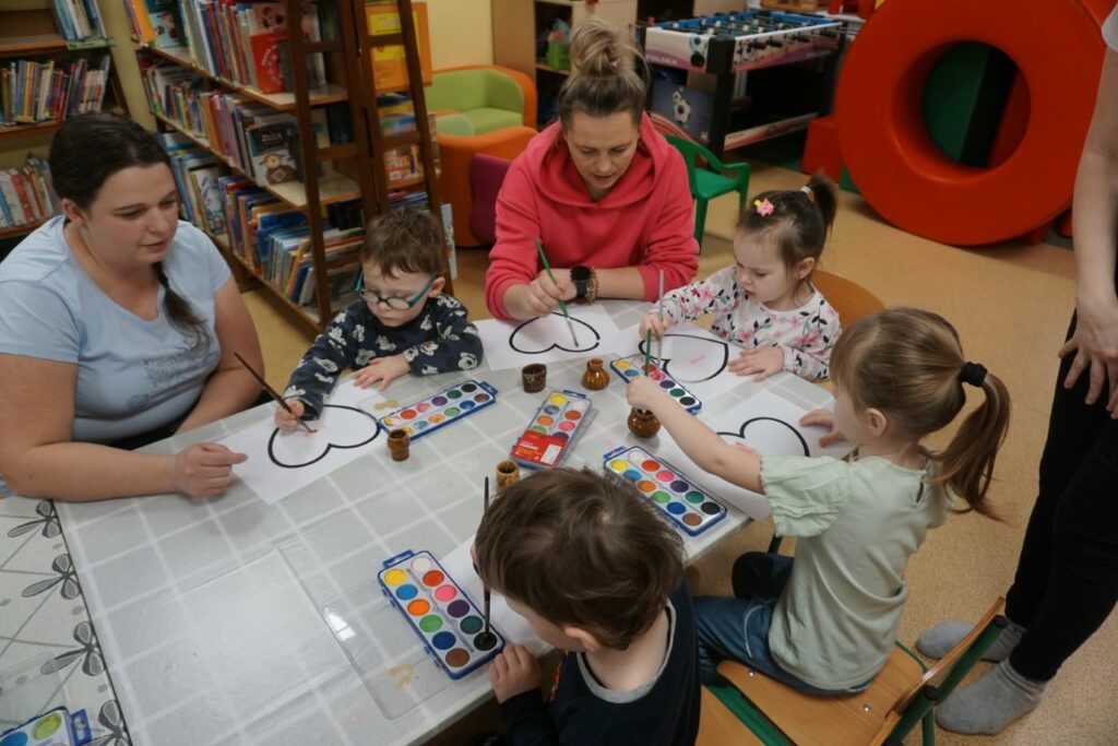 Dzień Babci i Dziadka, Akademia Malucha, Dzieci, Opiekunowie, Biblioteka Zabawy, Zajęcia, Malowanie.