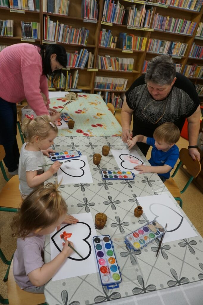 Dzień Babci i Dziadka, Akademia Malucha, Dzieci, Opiekunowie, Biblioteka Zabawy, Zajęcia, Malowanie.