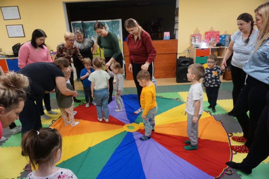 Dzień Babci i Dziadka, Akademia Malucha, Dzieci, Opiekunowie, Biblioteka Zabawy, Zajęcia, Malowanie.