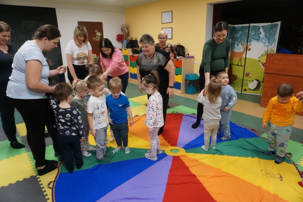 Dzień Babci i Dziadka, Akademia Malucha, Dzieci, Opiekunowie, Biblioteka Zabawy, Zajęcia, Malowanie.