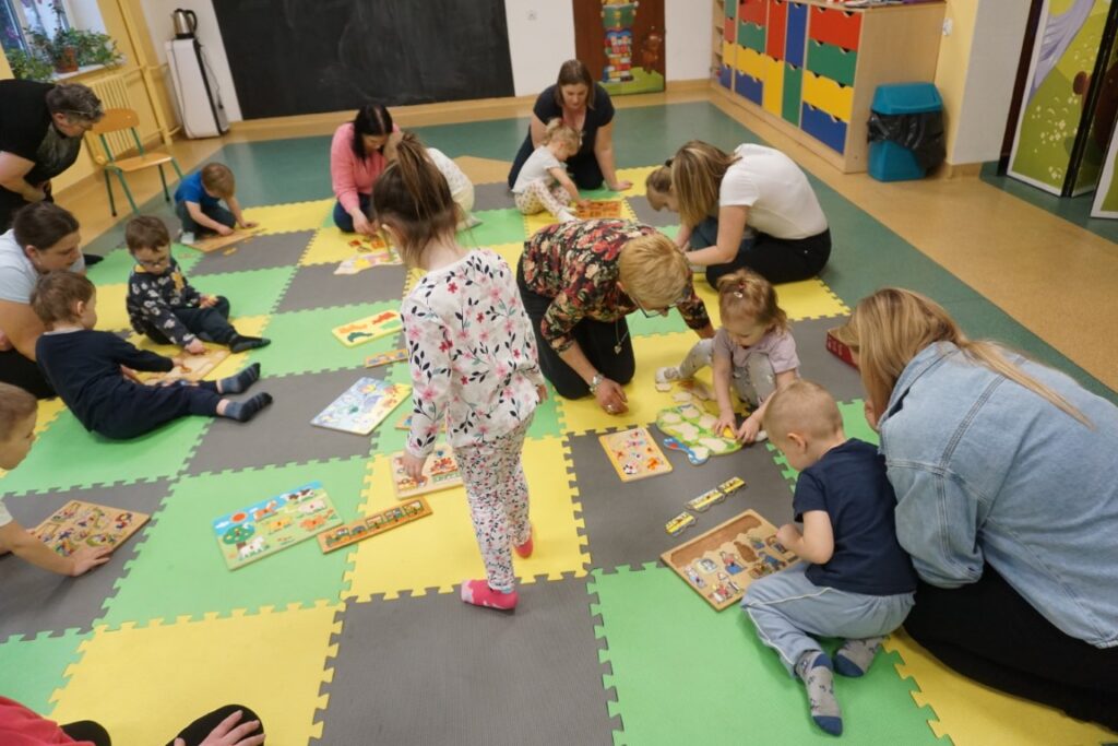 Dzień Babci i Dziadka, Akademia Malucha, Dzieci, Opiekunowie, Biblioteka Zabawy, Zajęcia, Malowanie.