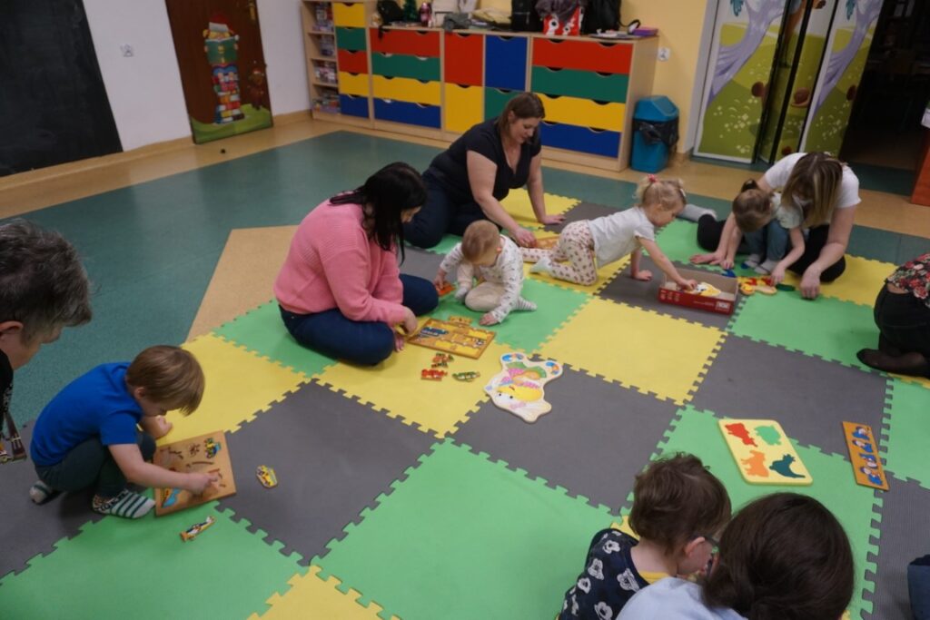 Dzień Babci i Dziadka, Akademia Malucha, Dzieci, Opiekunowie, Biblioteka Zabawy, Zajęcia, Malowanie.