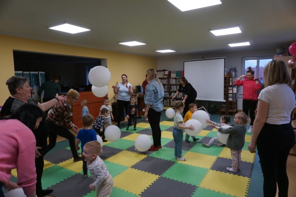 Dzień Babci i Dziadka, Akademia Malucha, Dzieci, Opiekunowie, Biblioteka Zabawy, Zajęcia, Malowanie.