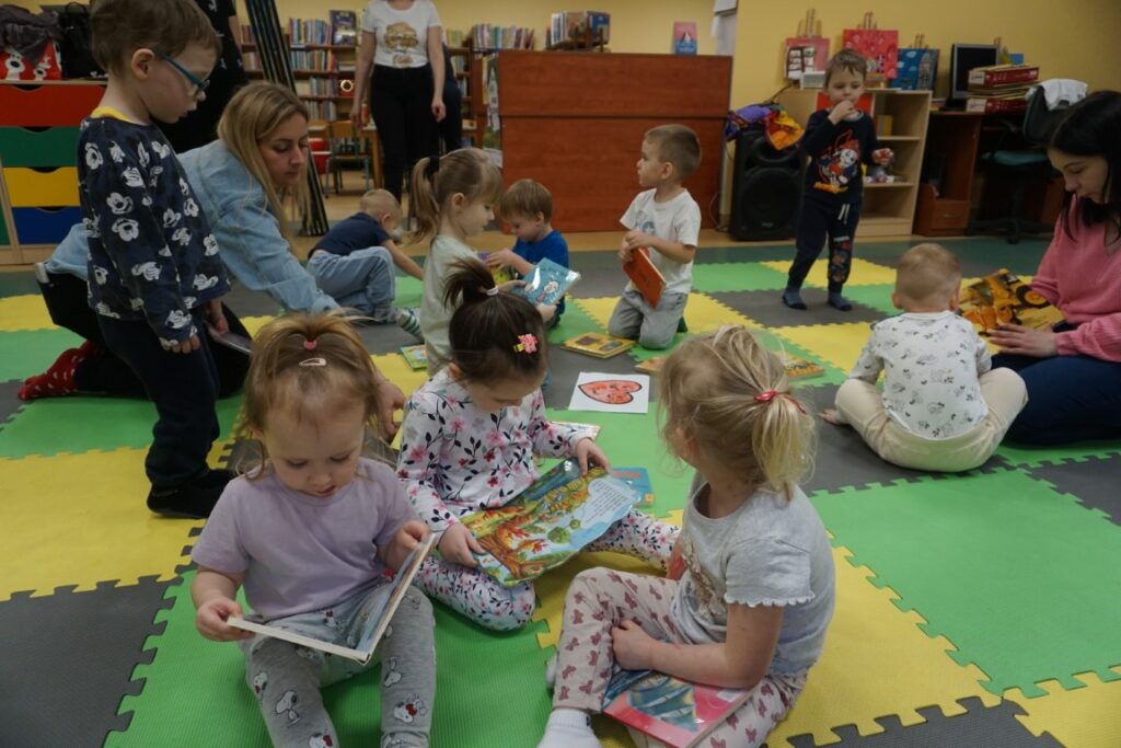 Dzień Babci i Dziadka, Akademia Malucha, Dzieci, Opiekunowie, Biblioteka Zabawy, Zajęcia, Malowanie.