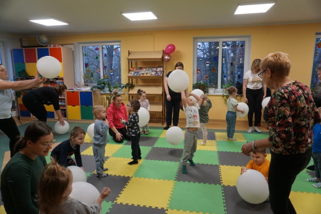 Dzień Babci i Dziadka, Akademia Malucha, Dzieci, Opiekunowie, Biblioteka Zabawy, Zajęcia, Malowanie.