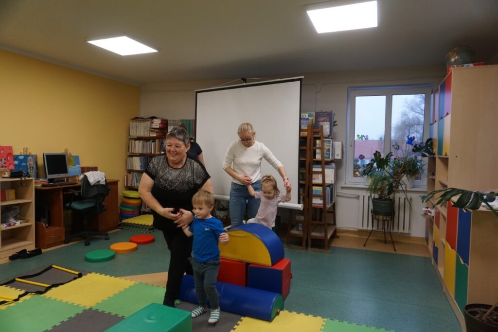 Dzień Babci i Dziadka, Akademia Malucha, Dzieci, Opiekunowie, Biblioteka Zabawy, Zajęcia, Malowanie.