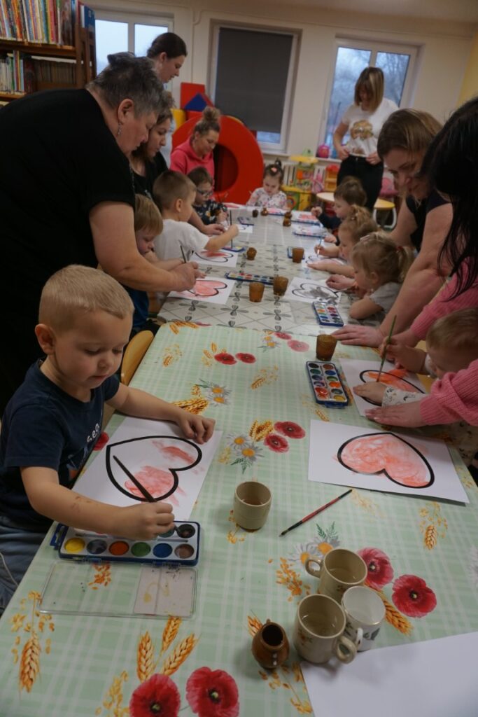 Dzień Babci i Dziadka, Akademia Malucha, Dzieci, Opiekunowie, Biblioteka Zabawy, Zajęcia, Malowanie.