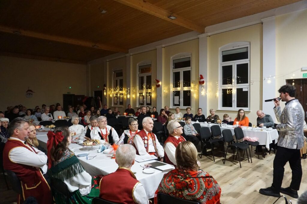 Kolędowanie,widownia. sala BiCK, Szopka Bożonarodzeniowa.