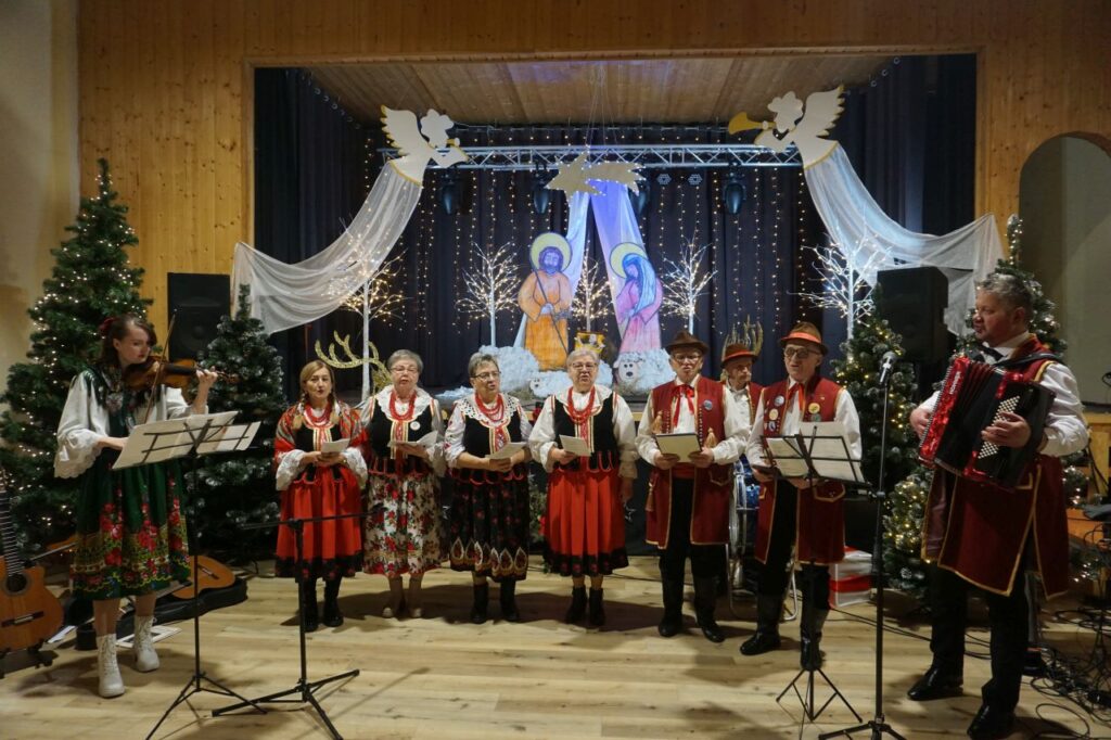 Kolędowanie, zdjęcie grupowe, sala BiCK, Szopka Bożonarodzeniowa.