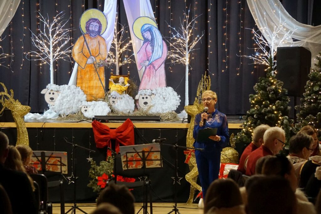 Kolędowanie, choinki, sala BiCK, Szopka Bożonarodzeniowa.