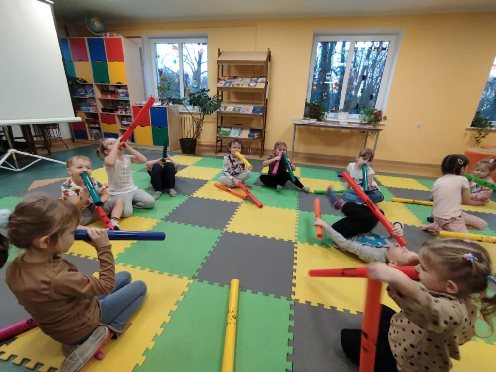 Zajęcia z dziećmi, od zabawy do czytania, dzieci, biblioteka dla dzieci.