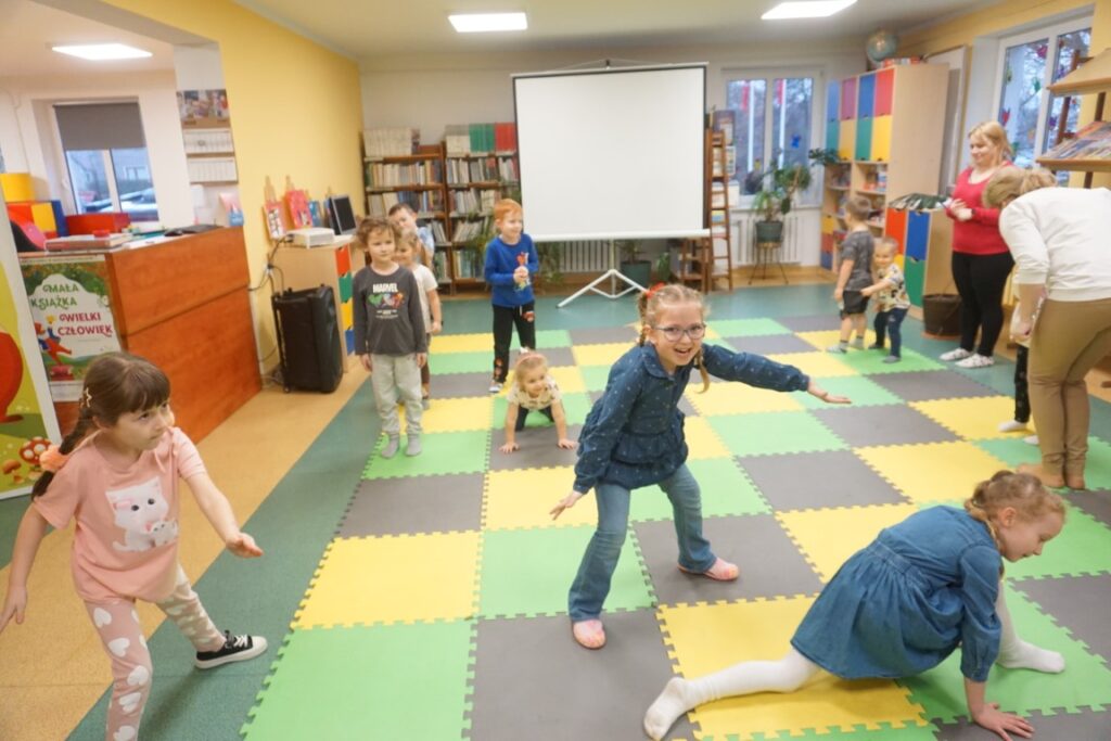 Dzieci, Biblioteka, Od zabawy do Czytania, opiekunowie, zabawa, zajęcia,