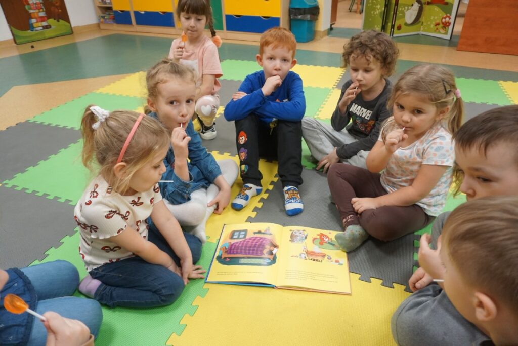 Dzieci, Biblioteka, Od zabawy do Czytania, opiekunowie, zabawa, zajęcia,