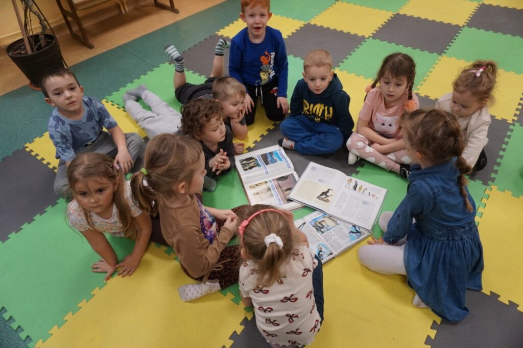 Dzieci, Biblioteka, Od zabawy do Czytania, opiekunowie, zabawa, zajęcia,