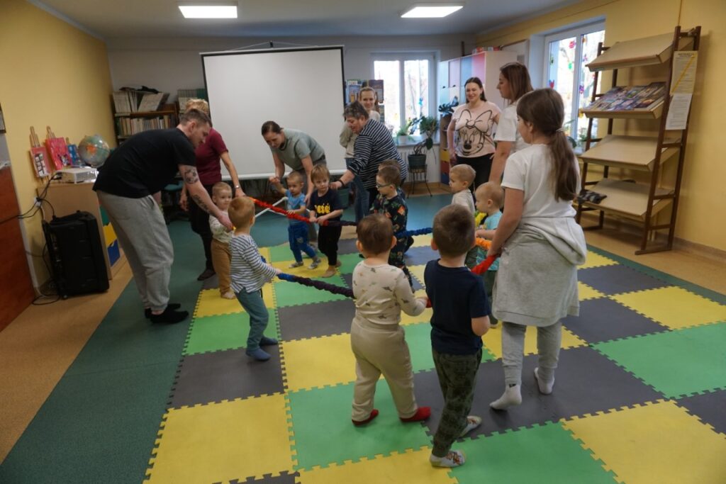 dzieci, opiekunowie, zabawa, biblioteka dla dzieci, akademia malucha