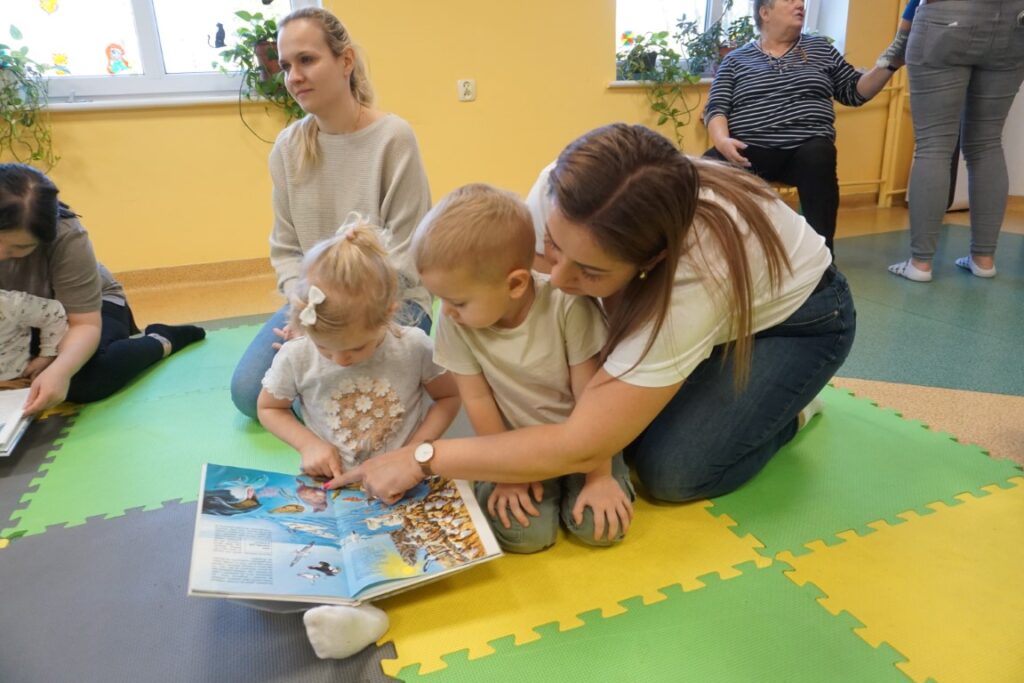 dzieci, opiekunowie, czytanie książeczek, biblioteka dla dzieci, akademia malucha