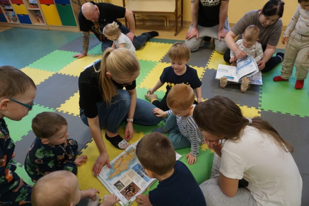 dzieci, opiekunowie, czytanie książeczek, biblioteka dla dzieci, akademia malucha