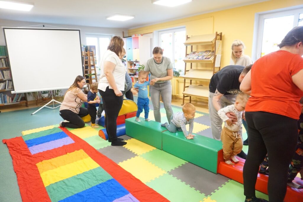 dzieci, opiekunowie, tor przeszkód, biblioteka dla dzieci, akademia malucha