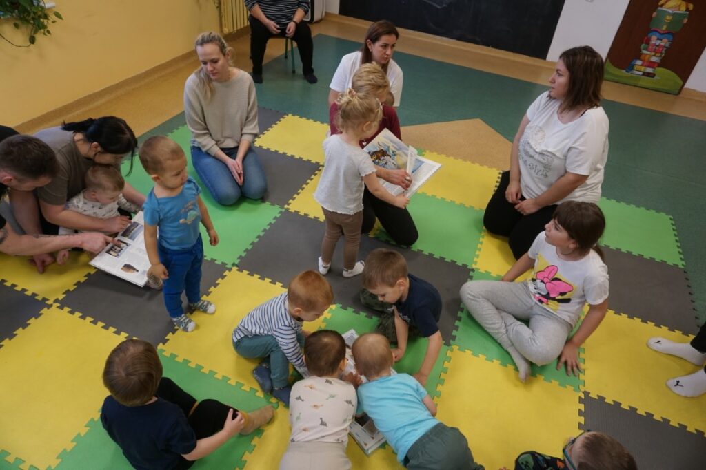 dzieci, opiekunowie, zabawa, biblioteka dla dzieci, akademia malucha