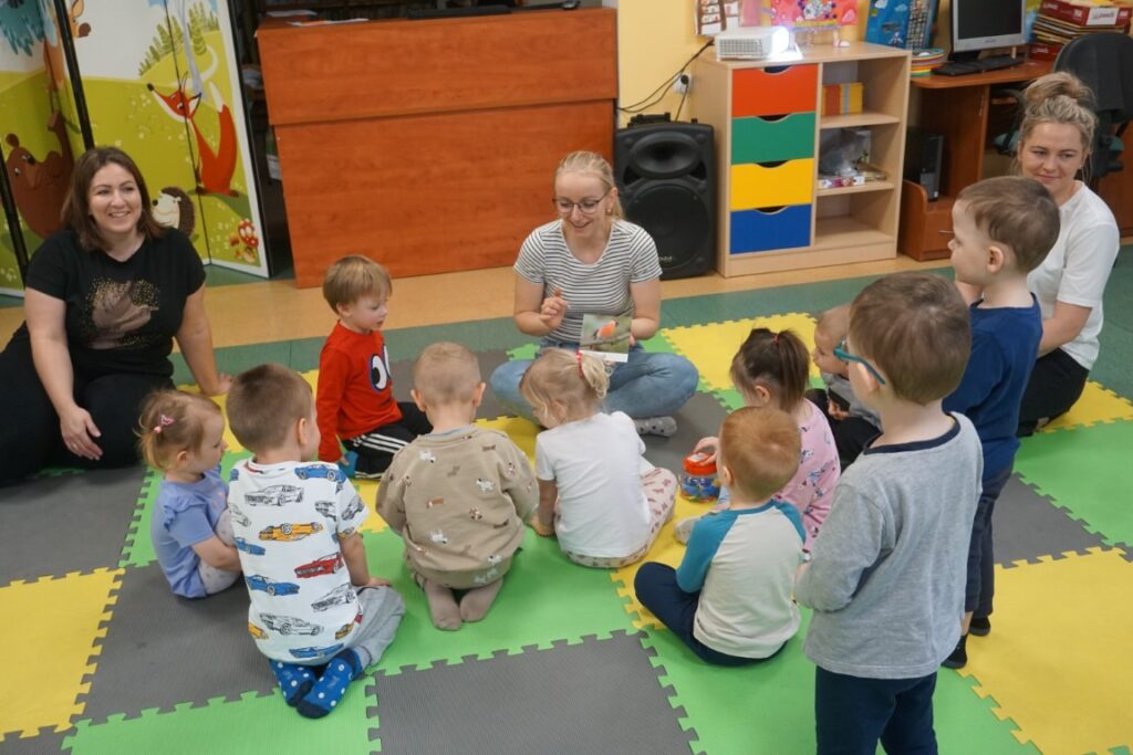 Dzieci, Opiekunowie, Zajęcia ruchowe, czytanie, Akademia Malucha, Biblioteka dla dzieci.