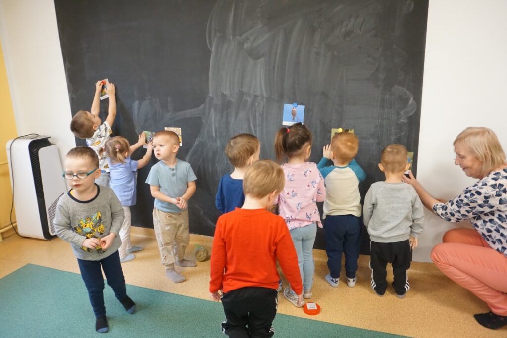 Dzieci, Opiekunowie, Zajęcia ruchowe, czytanie, Akademia Malucha, Biblioteka dla dzieci.