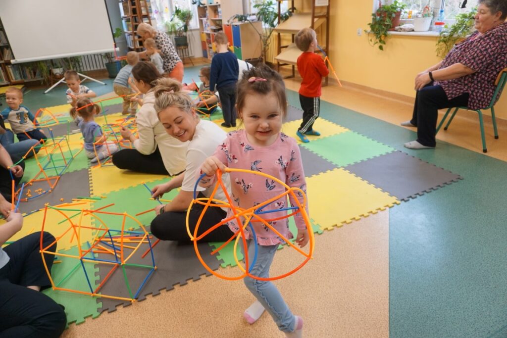 Dzieci, Opiekunowie, Zajęcia ruchowe, czytanie, Akademia Malucha, Biblioteka dla dzieci.