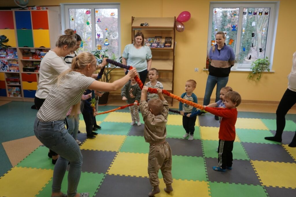 Dzieci, Opiekunowie, Zajęcia ruchowe, czytanie, Akademia Malucha, Biblioteka dla dzieci.