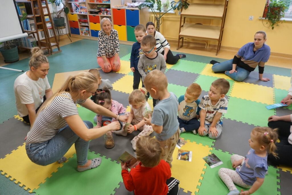 Dzieci, Opiekunowie, Zajęcia ruchowe, czytanie, Akademia Malucha, Biblioteka dla dzieci.