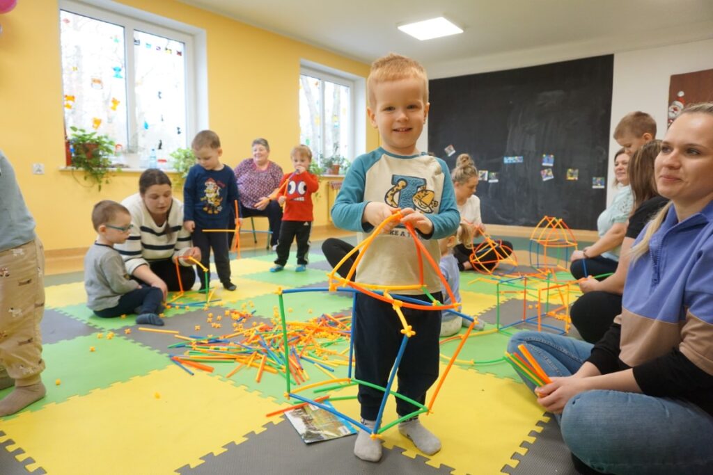 Dzieci, Opiekunowie, Zajęcia ruchowe, czytanie, Akademia Malucha, Biblioteka dla dzieci.