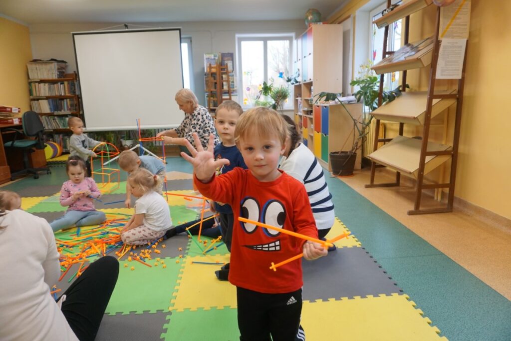 Dzieci, Opiekunowie, Zajęcia ruchowe, czytanie, Akademia Malucha, Biblioteka dla dzieci.