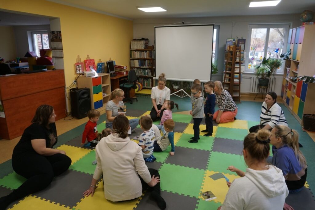 Dzieci, Opiekunowie, Zajęcia ruchowe, czytanie, Akademia Malucha, Biblioteka dla dzieci.