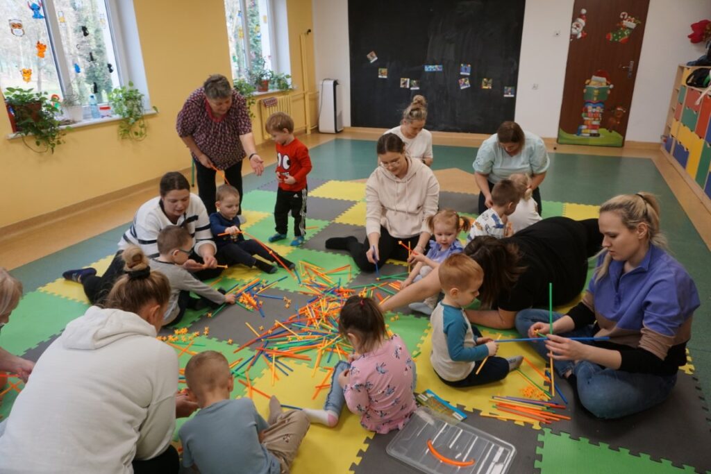 Dzieci, Opiekunowie, Zajęcia ruchowe, czytanie, Akademia Malucha, Biblioteka dla dzieci.