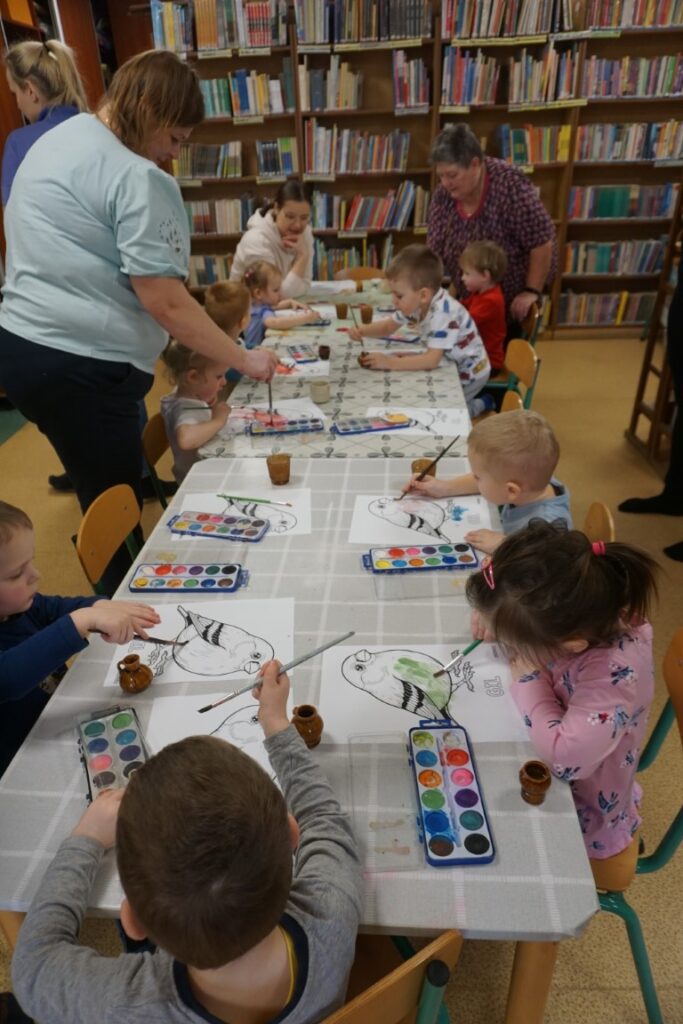 Dzieci, Opiekunowie, Zajęcia ruchowe, czytanie, Akademia Malucha, Biblioteka dla dzieci.