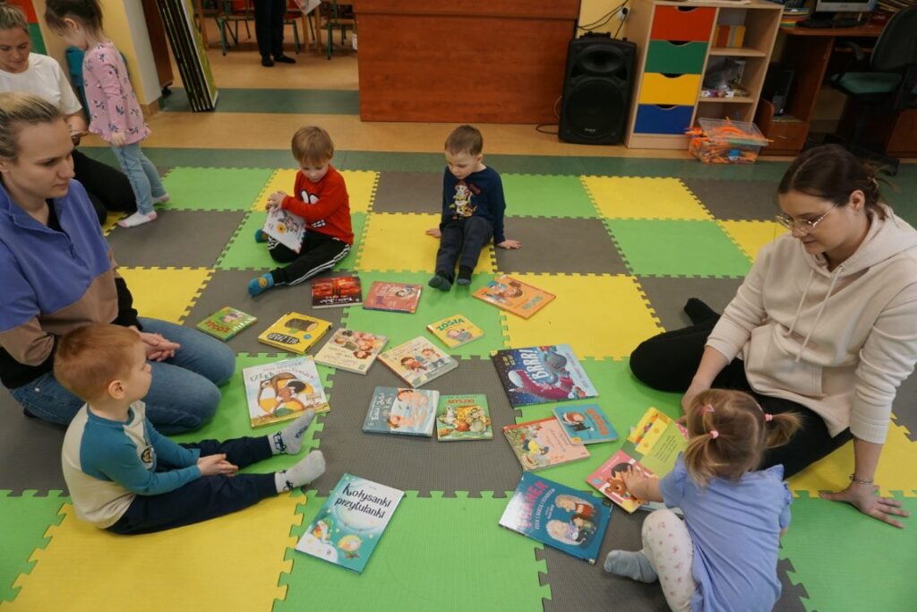 Dzieci, Opiekunowie, Zajęcia ruchowe, czytanie, Akademia Malucha, Biblioteka dla dzieci.