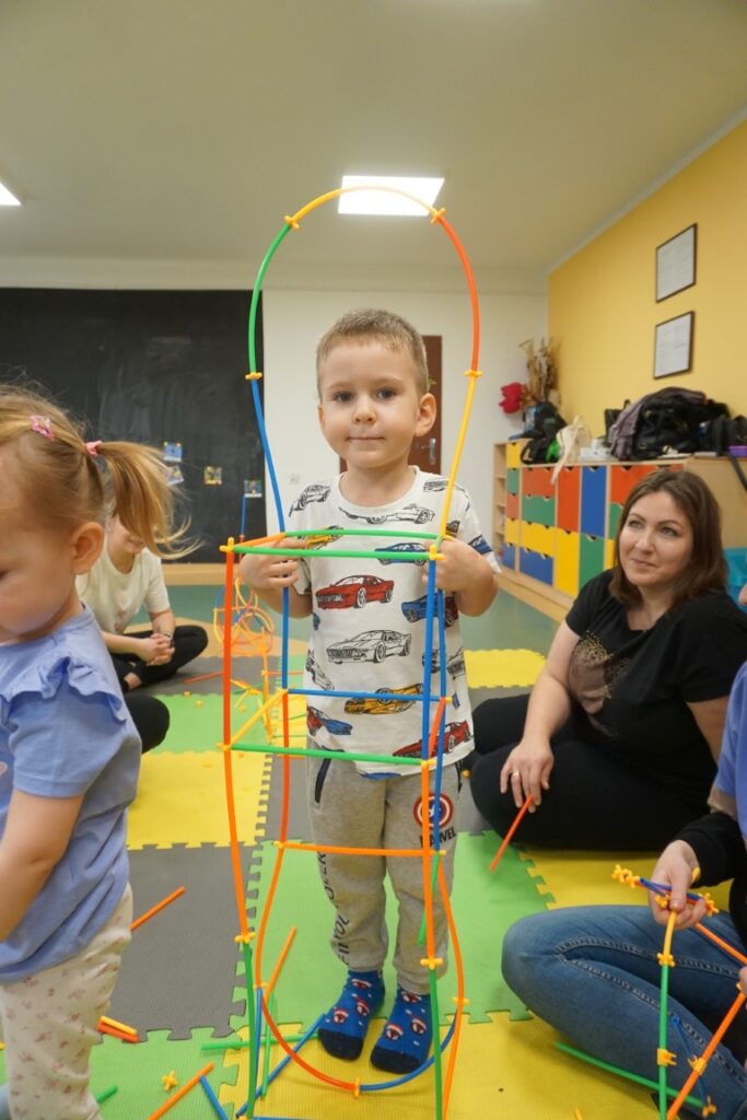 Dzieci, Opiekunowie, Zajęcia ruchowe, czytanie, Akademia Malucha, Biblioteka dla dzieci.