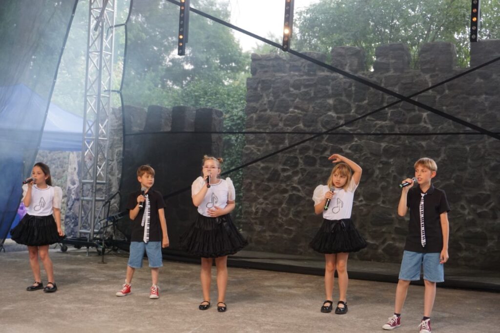 Dzieci, śpiew, występy, scena, mury, taniec