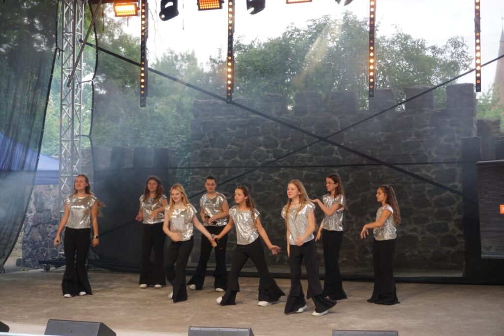 Dzieci, śpiew, występy, scena, mury, taniec