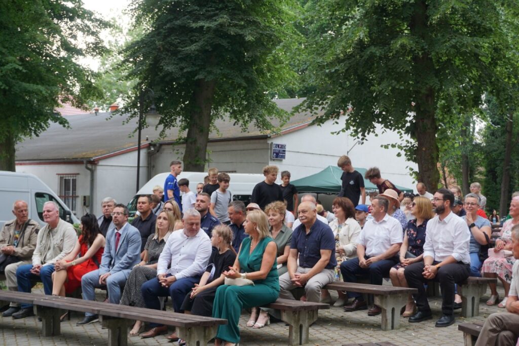 amfiteatr, drzewa, trybuny, widownia, publiczność