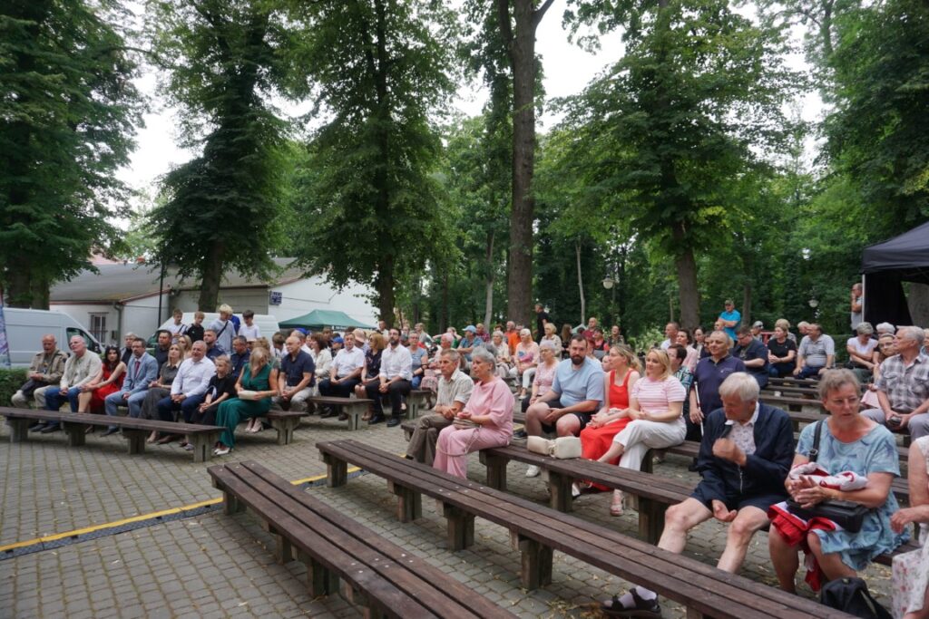 amfiteatr, drzewa, trybuny, widownia, publiczność