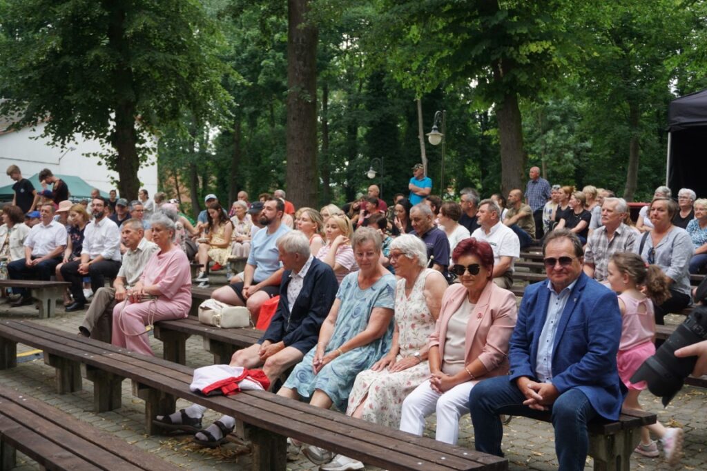 amfiteatr, drzewa, trybuny, widownia, publiczność