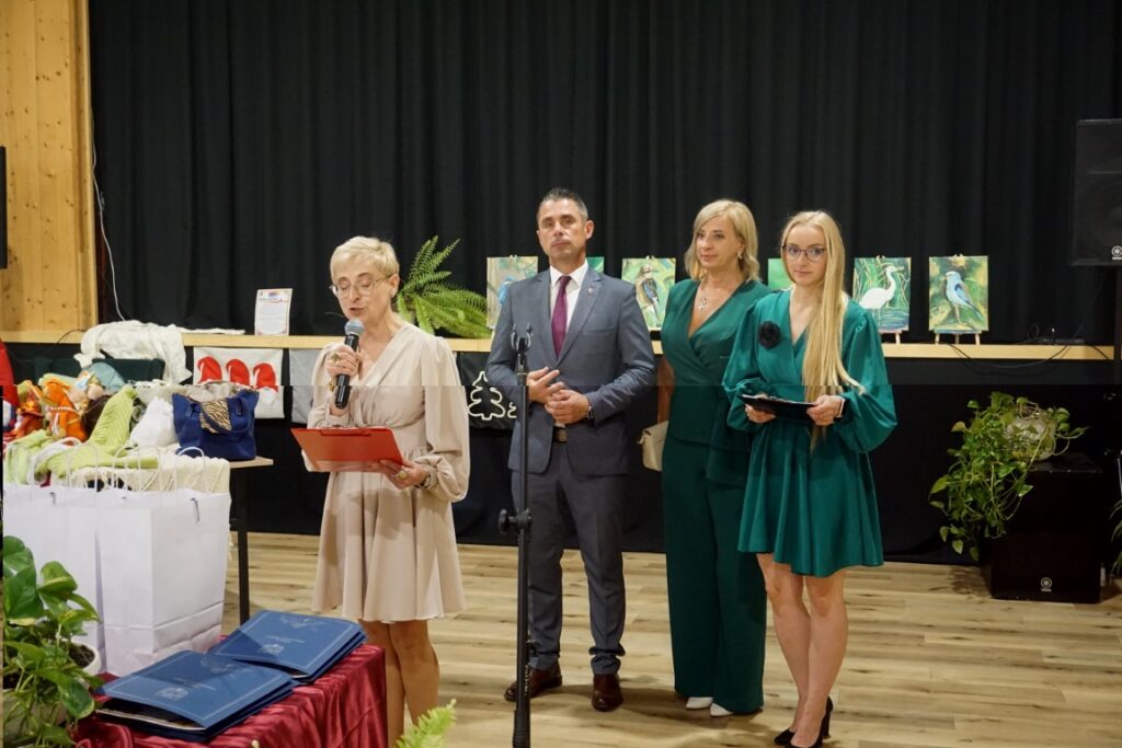 Wystawa, prace plastyczne, rękodzieła, ludzie, sala widowiskowa,