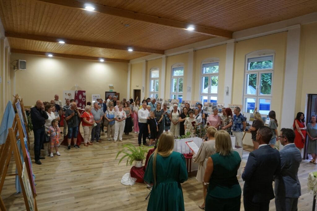 Wystawa, prace plastyczne, rękodzieła, ludzie, sala widowiskowa,