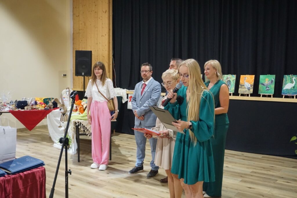 Wystawa, prace plastyczne, rękodzieła, ludzie, sala widowiskowa,