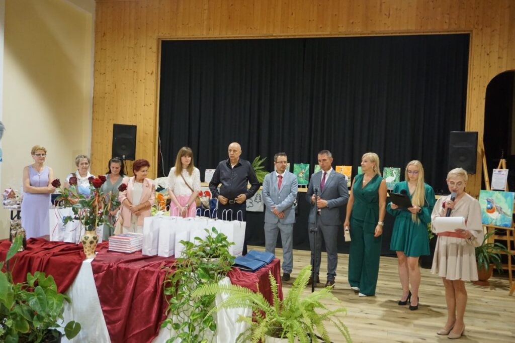 Wystawa, prace plastyczne, rękodzieła, ludzie, sala widowiskowa,