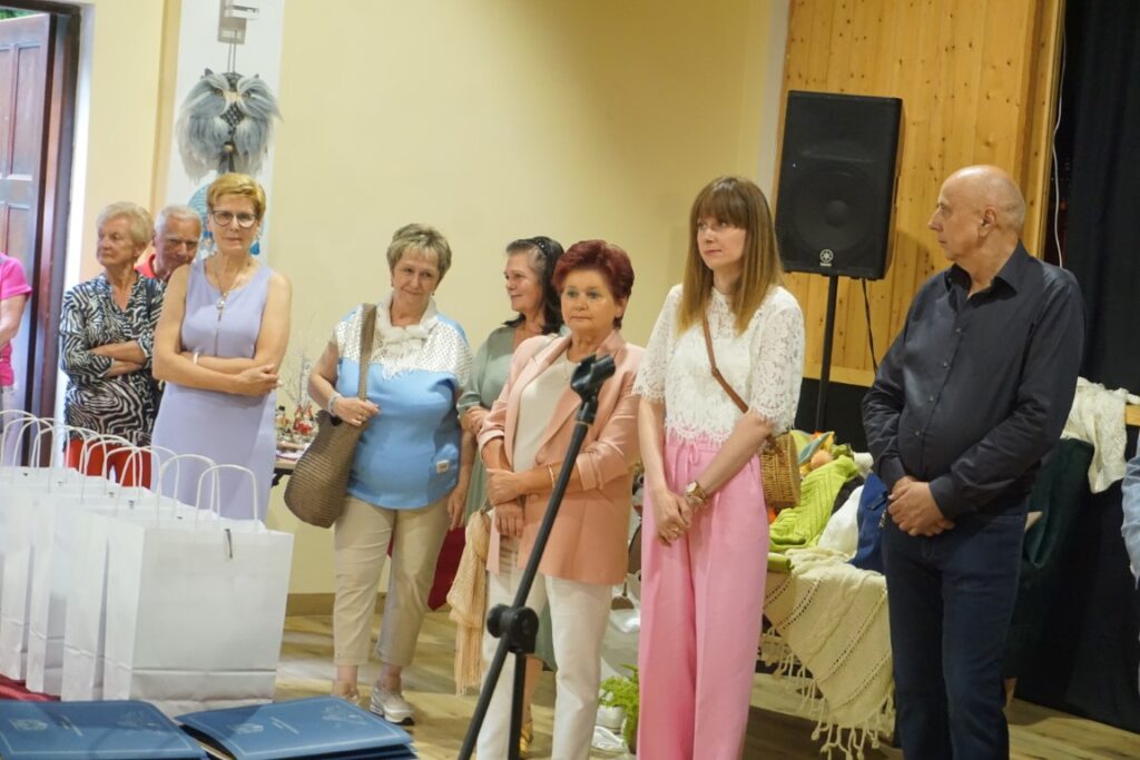 Wystawa, prace plastyczne, rękodzieła, ludzie, sala widowiskowa,