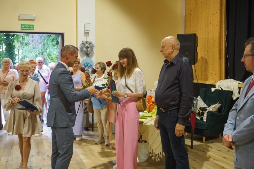 Wystawa, prace plastyczne, rękodzieła, ludzie, sala widowiskowa,