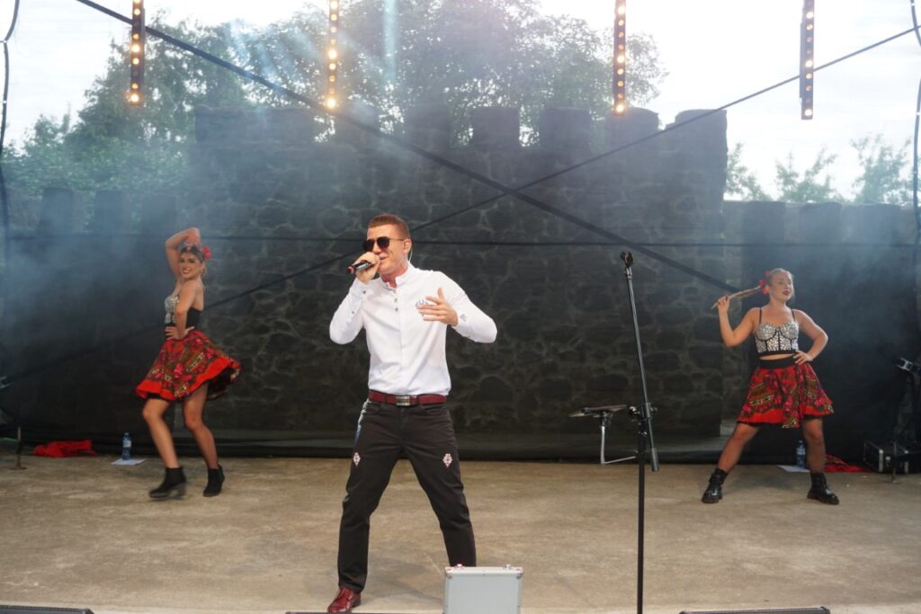 Scena, muzycy, śpiew, taniec, tancerki