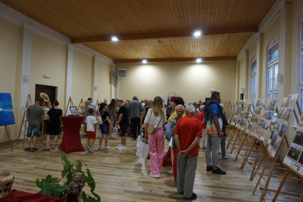 Wystawa, prace plastyczne, rękodzieła, ludzie, sala widowiskowa,